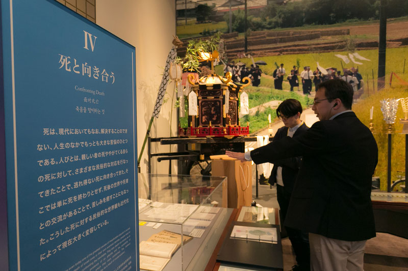 国立歴史民俗博物館第4展示室の展示より。奥の大きな写真は94年の調査で山田さんが撮影した伝統的な葬列。