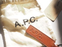 大人のお洒落アイテム！A.P.C. レザーキーホルダー