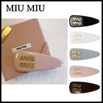 【MiuMiu】ミュウミュウ パテントレザー ロゴ ヘアクリップ