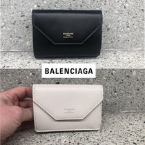 新作【BALENCIAGA】 Envelope ミニウォレット ロゴ 2色