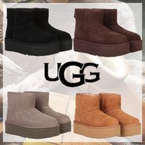 UGG* アグ クラシック ミニ スエード プラットフォーム ブーツ