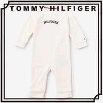 【すぐ届く】TOMMY HILFIGER カーブロゴ カバーオール ギフトに