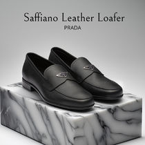 新作*PRADA*フルサフィアーノロゴ入ブラックローファー