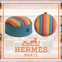 置けばお部屋がPOPな空間に　Hermes　Les Cabanesフットスツール