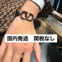 すぐ届く! Vロゴ シグネチャー ラバー仕上げ メタルブレスレット