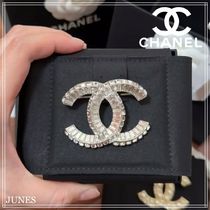 輝きを放つ【CHANEL】CCロゴ　シルバー　ブローチ