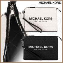 様々なシーンに MICHAEL KORS シグネチャー クラッチバッグ