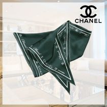 【軽やかさと上品さを纏う】CHANEL CCロゴ ストール