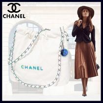 ホワイトカラーで爽やかに♪【CHANEL】22 スモール ハンドバッグ