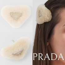 海外限定*PRADA*ロゴ入 ラムスキンモヘア もこもこ ヘアクリップ