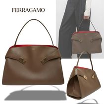 ★新作★FERRAGAMO　ハグ　ミディアム トープショルダーバッグ