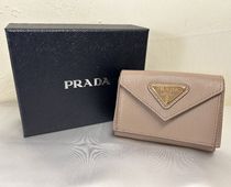 国内即発！！《PRADA》折りたたみ財布 コンパクト　三角ロゴ