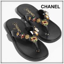 ビジューが可愛い【CHANEL】華やかな足元がつくれる　サンダル