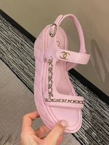 大小チェーンがアクセント 今期ピンクが可愛い CHANEL サンダル