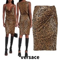 【versace】安全ピンギャザーのヒョウ柄ペンシルスカート