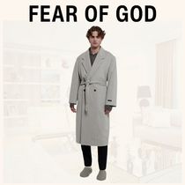 スニーカー ジーンズ シャツに FEAR OF GOD コート ロゴ ベルト