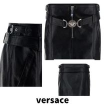 【versace】ジップ付き メデューサディテールレザーミニスカート