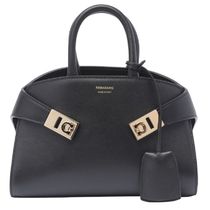 大人気★関税込*FERRAGAMO Hug large handbag in grainy leather