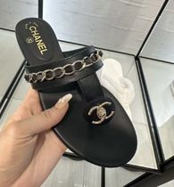 チェーンとターントックがアイコニックな CHANEL トングサンダル