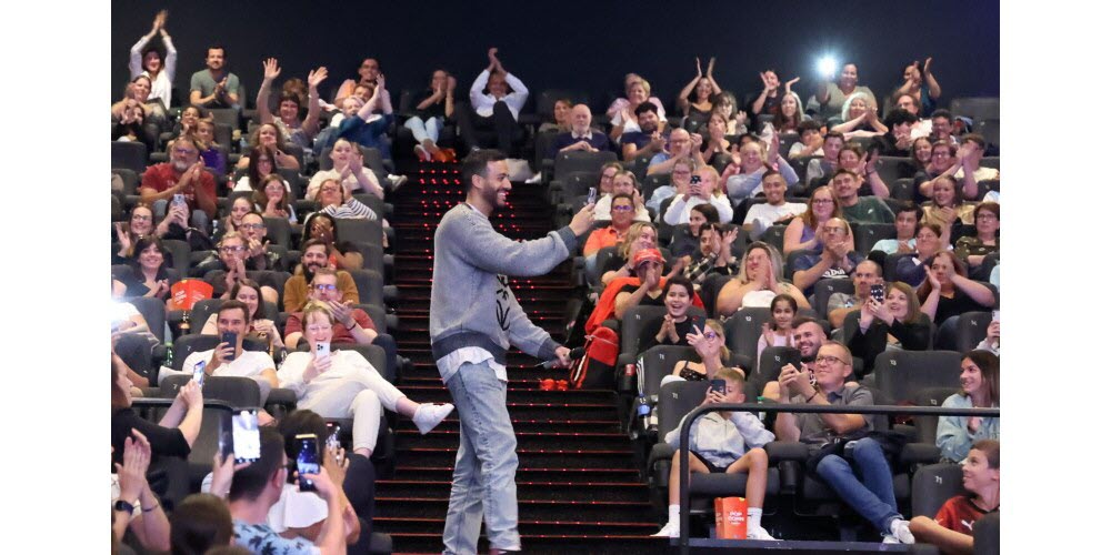 Tarek Boudali a filmé son arrivée dans la salle du Kinépolis.  Photo L’Alsace /Jean-François FREY