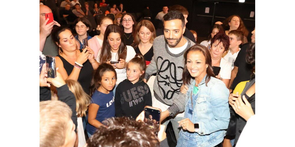 Tarek Boudali ne devait pas signer d’autographes, ni faire de selfies… Et finalement… Photo L’Alsace /Jean-François FREY