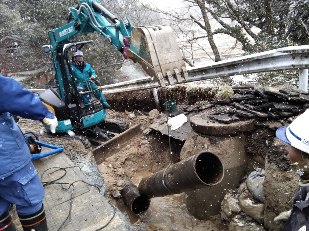 石川県輪島市で地震によって破損した送水管を撤去する様子（写真：横浜市）