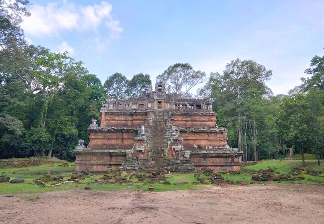 かつての王宮跡地の前に鎮座する立入禁止の寺院跡