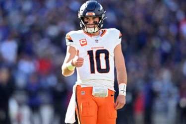 Bo Nix gives a thumbs up