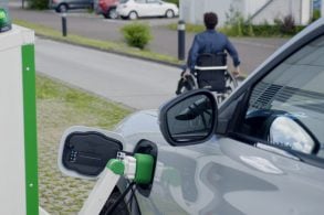 robo que recarrega carros eletricos