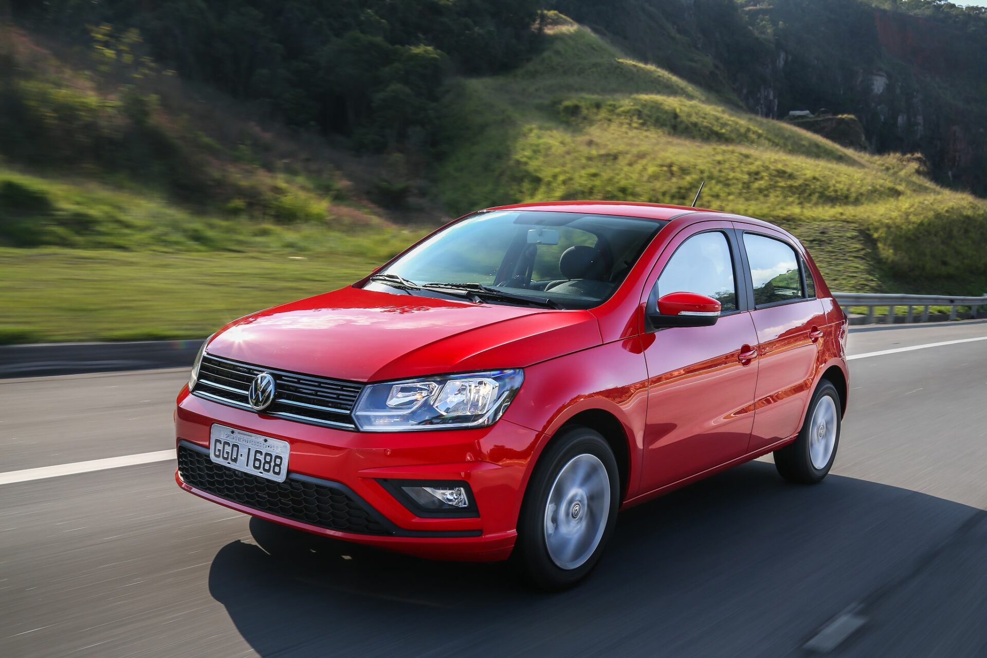 dr.monitora volkswagen gol vermelho frente em movimento em rodovia carros mais roubados