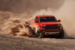 ford ranger raptor laranja saara 2024 fremte fazendo curva na terra