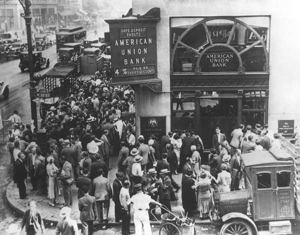 Groups of depositors in front of the closed American Union Bank, New York City. April 26, 1932. Great Depression run on bank crowd