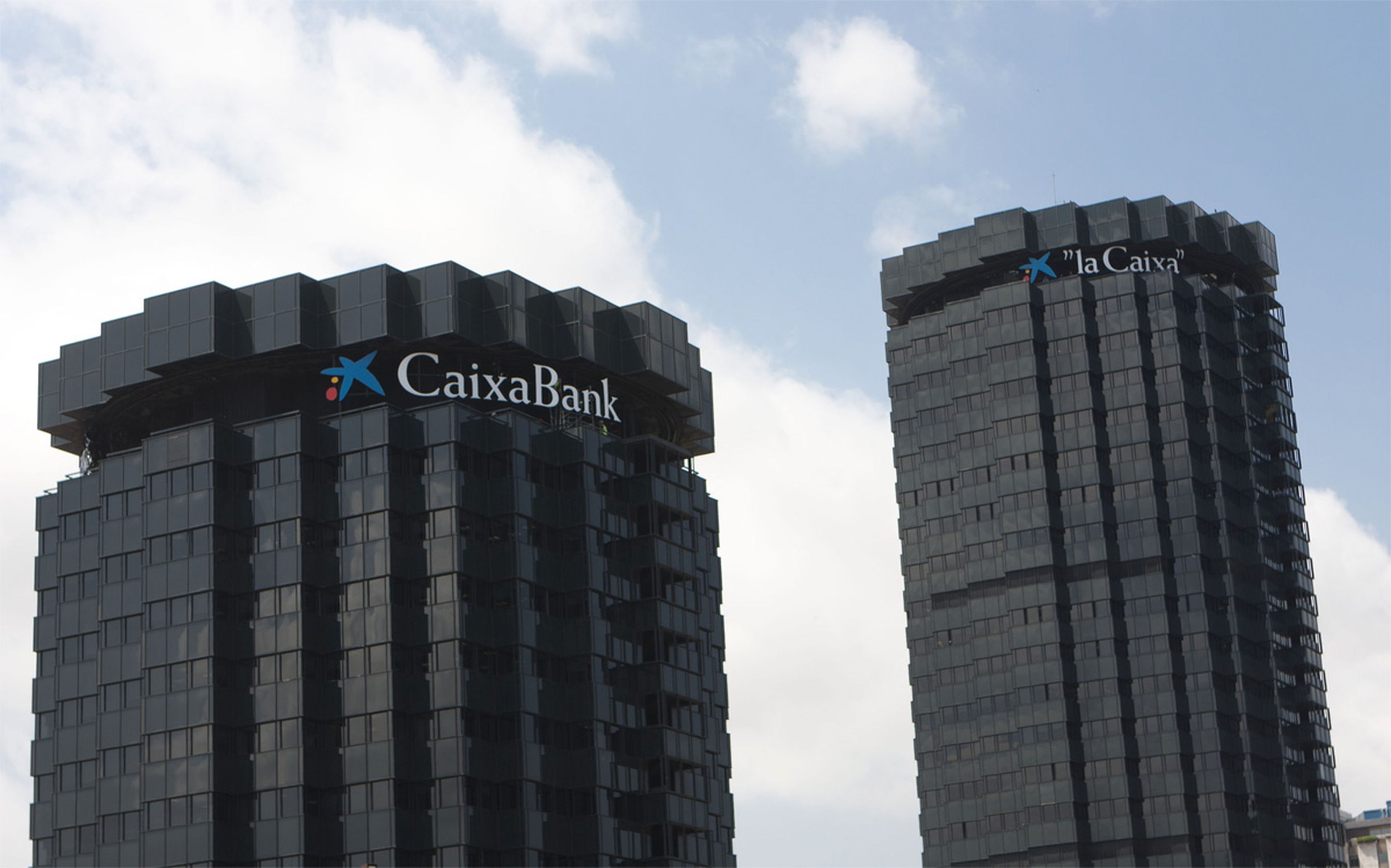 Sede central con los logos de "la Caixa" y CaixaBank