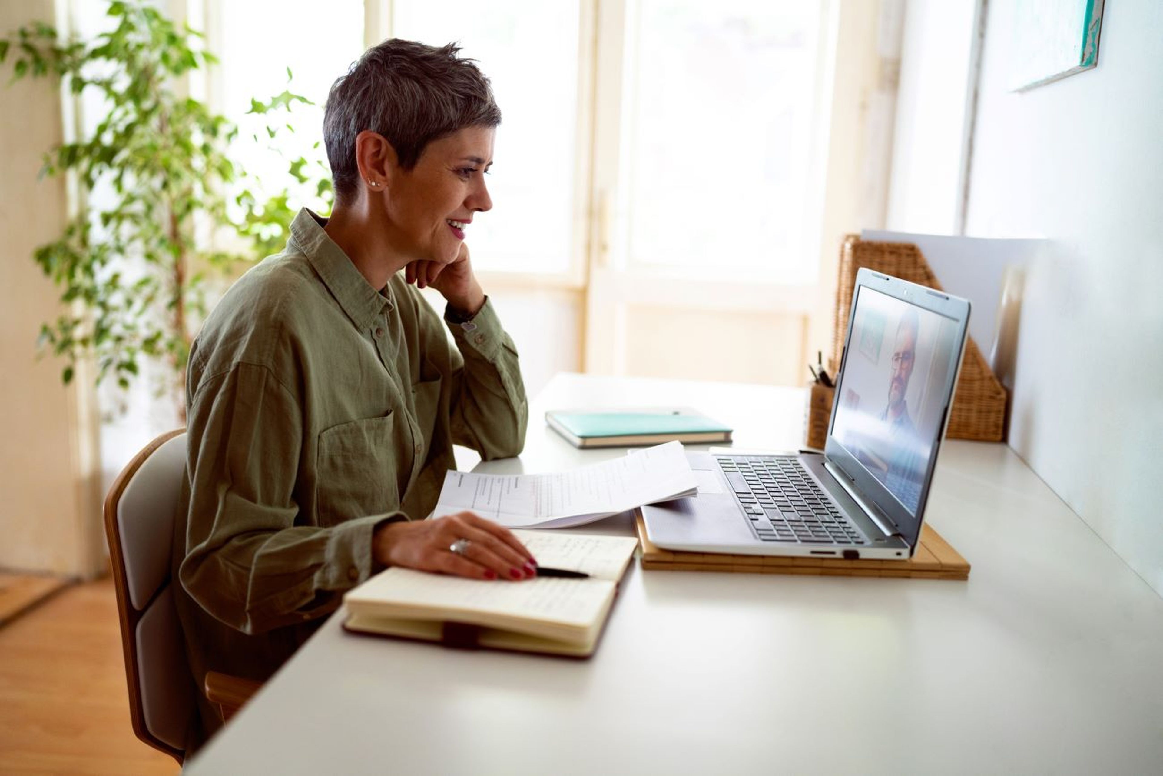 Curso online en ordenador, mujer