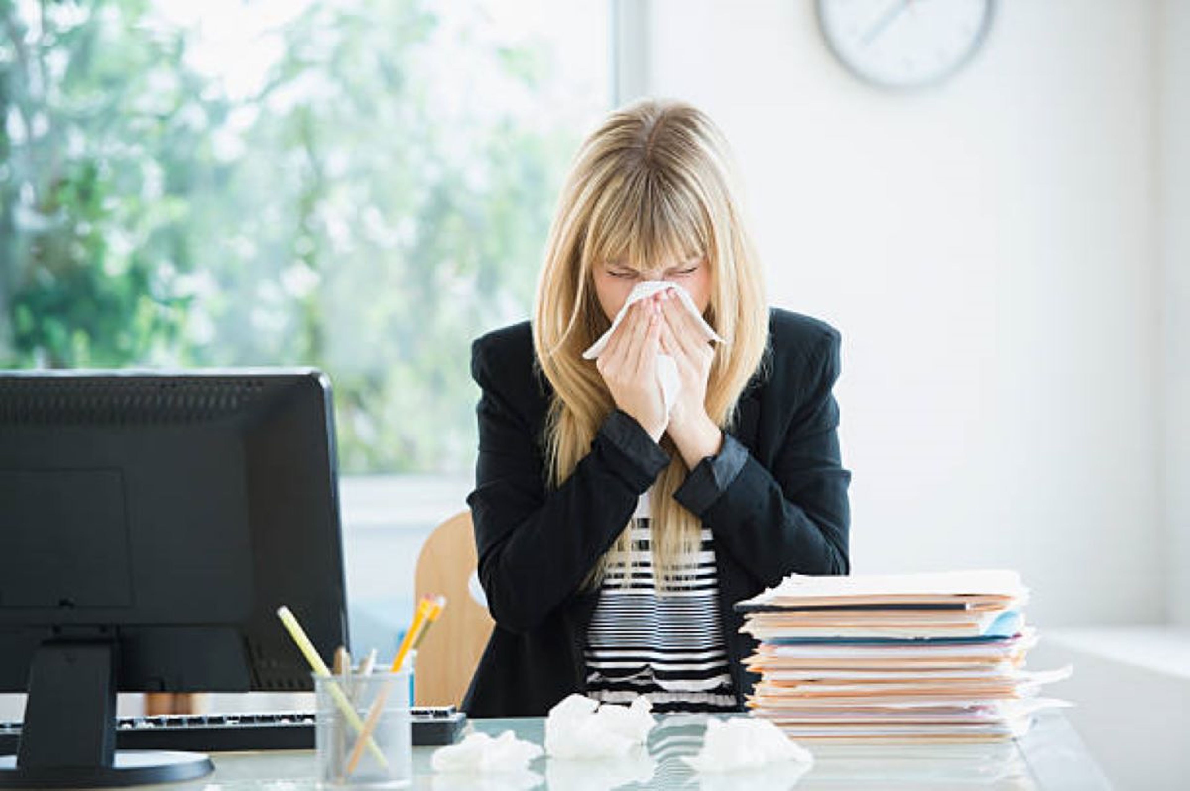 Mujer resfriada en el trabajo