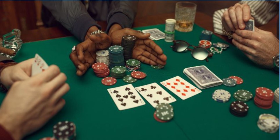 Làm sao để xác định người thắng khi chơi bài Poker?