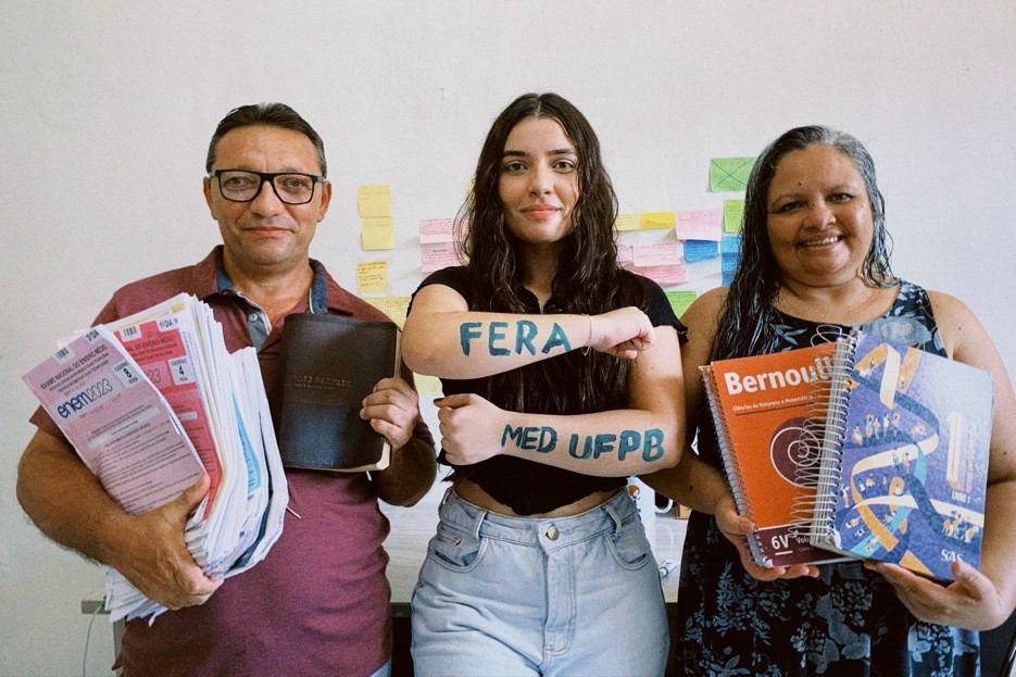 Filha de gari passa em Medicina estudando em casa durante dois anos com livros doados