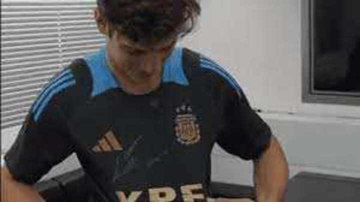 La camiseta de Messi, el casco que mandará para Leo y Bizarrap   