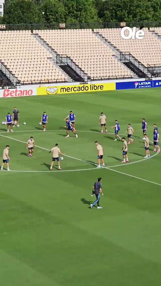 El "loco" de la Selección en la práctica previa al debut ante Canadá