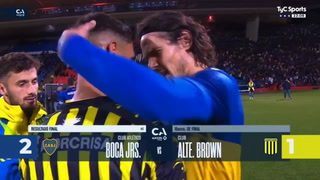 Cavani le dio su camiseta a un rival