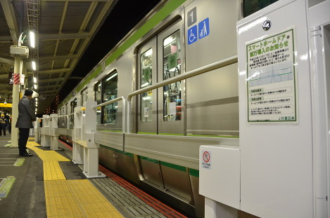 ＪＲ町田駅で試験導入される新型のホームドア＝ＪＲ町田駅で２０１６年１２月１６日午前３時７分、森健太郎撮影