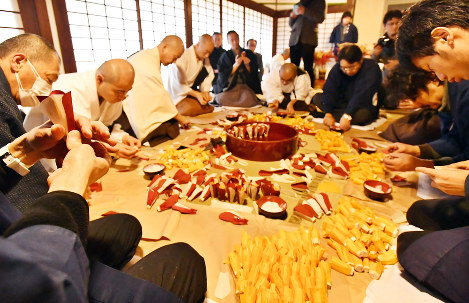 お水取りを前に、ツバキの造花を作る僧侶ら＝奈良市の東大寺戒壇院別火坊で２０１７年２月２３日、小関勉撮影