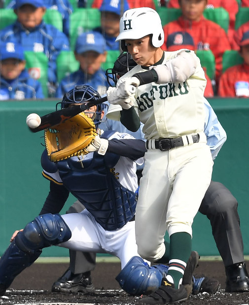 【前橋育英－報徳学園】一回裏報徳学園２死二、三塁、池上が左前適時打を放つ（捕手・戸部）＝阪神甲子園球場で２０１７年３月２６日、津村豊和撮影