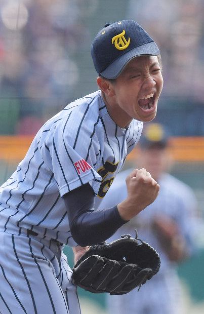 【早稲田実－東海大福岡】九回表早稲田実２死二塁、野田を内野ゴロに打ち取り、声を上げる東海大福岡の安田＝阪神甲子園球場で２０１７年３月２７日、津村豊和撮影