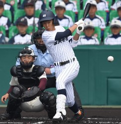 【滋賀学園－福岡大大濠】一回表滋賀学園１死二塁、知念が左前適時打を放つ（捕手・古賀）＝阪神甲子園球場で２０１７年３月２８日、平川義之撮影