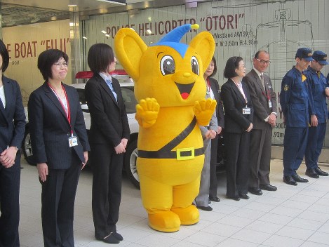 警察博物館の前で、来場者に手を振るピーポくん＝東京都中央区で２０１７年４月２９日午前９時４１分、古関俊樹撮影