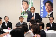 自民党憲法改正推進本部の会合であいさつする保岡興治本部長（右から２人目）＝１２日、川田雅浩撮影