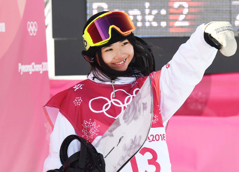 【平昌五輪】スノーボード女子ビッグエア決勝１回目後に笑顔を見せる岩渕麗楽＝アルペンシア・ジャンプセンターで２０１８年２月２２日、山崎一輝撮影