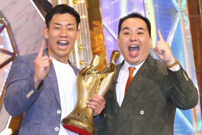 M－1グランプリで優勝したミルクボーイの駒場孝さん（左）と内海崇さん＝東京都港区で2019年12月22日、宮武祐希撮影