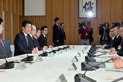 新型コロナウイルス感染症対策の専門家会議。右端は座長を務める国立感染症研究所の脇田隆字所長＝首相官邸で2020年2月16日午後5時1分、北山夏帆撮影